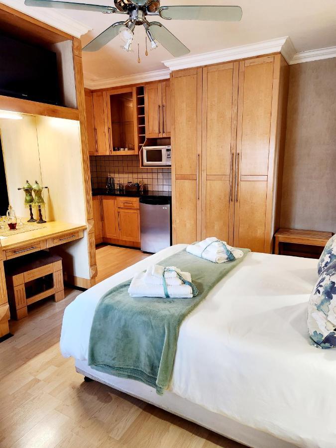 The Wooden Leg Guesthouse Kleinmond Exteriör bild