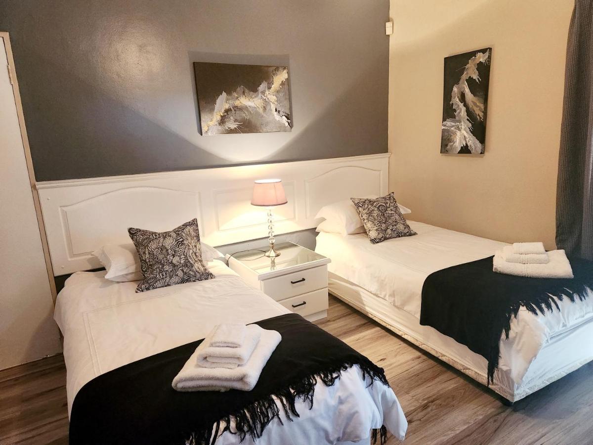 The Wooden Leg Guesthouse Kleinmond Exteriör bild