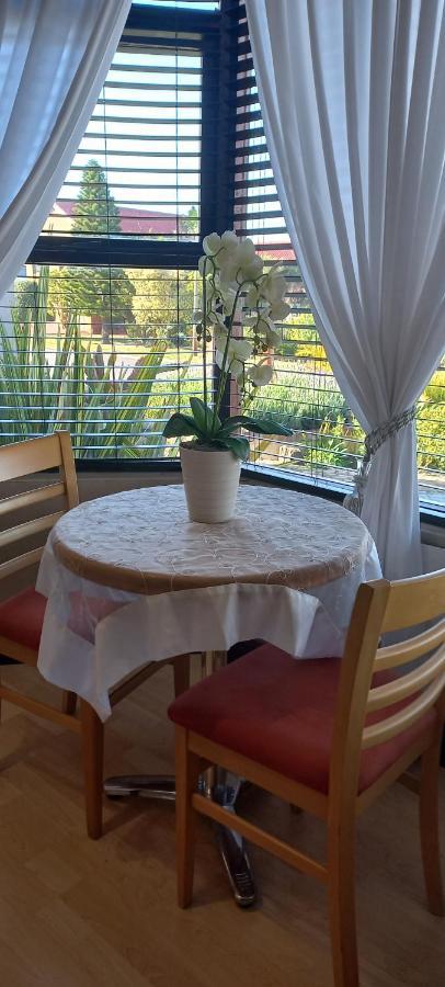 The Wooden Leg Guesthouse Kleinmond Exteriör bild